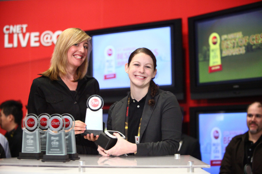Tenrete CEO Jennifer Indovina accepts Best of CES 2010 Hottest Green Technology Award
from CNET Executive Editor Molly Wood, 10 January 2010